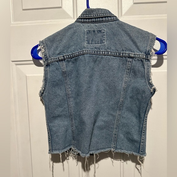 Levi’s cropped sleeveless jean jacket - Picture 3 of 3